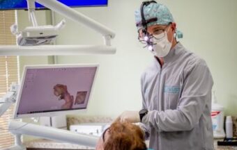 Dr. Pablo atendendo paciente com equipamento tecnológico na Clínica Wust em Rolante-RS. Uma clínica adaptada à sua realidade, construindo as melhores condições odontológicas de acordo com cada paciente.